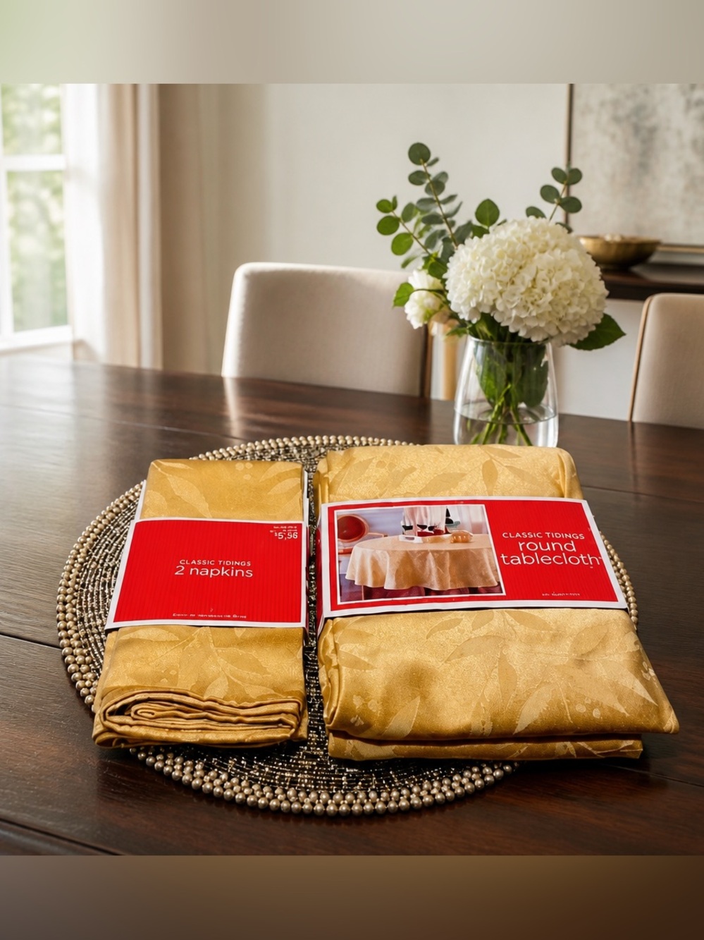 Classic Tidings Round TableCloth & Napkins